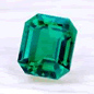 綺麗なグリーン色をしたエメラルドの宝石