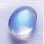 透明で美しい長丸の形をしたムーンストーンの宝石