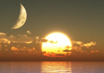 海と夕日と半月