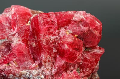 赤く、水晶の様なフォルムのインカローズの原石